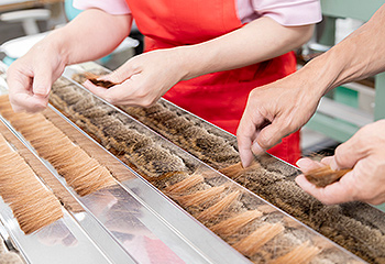 竹宝堂の筆づくり：選毛・混毛